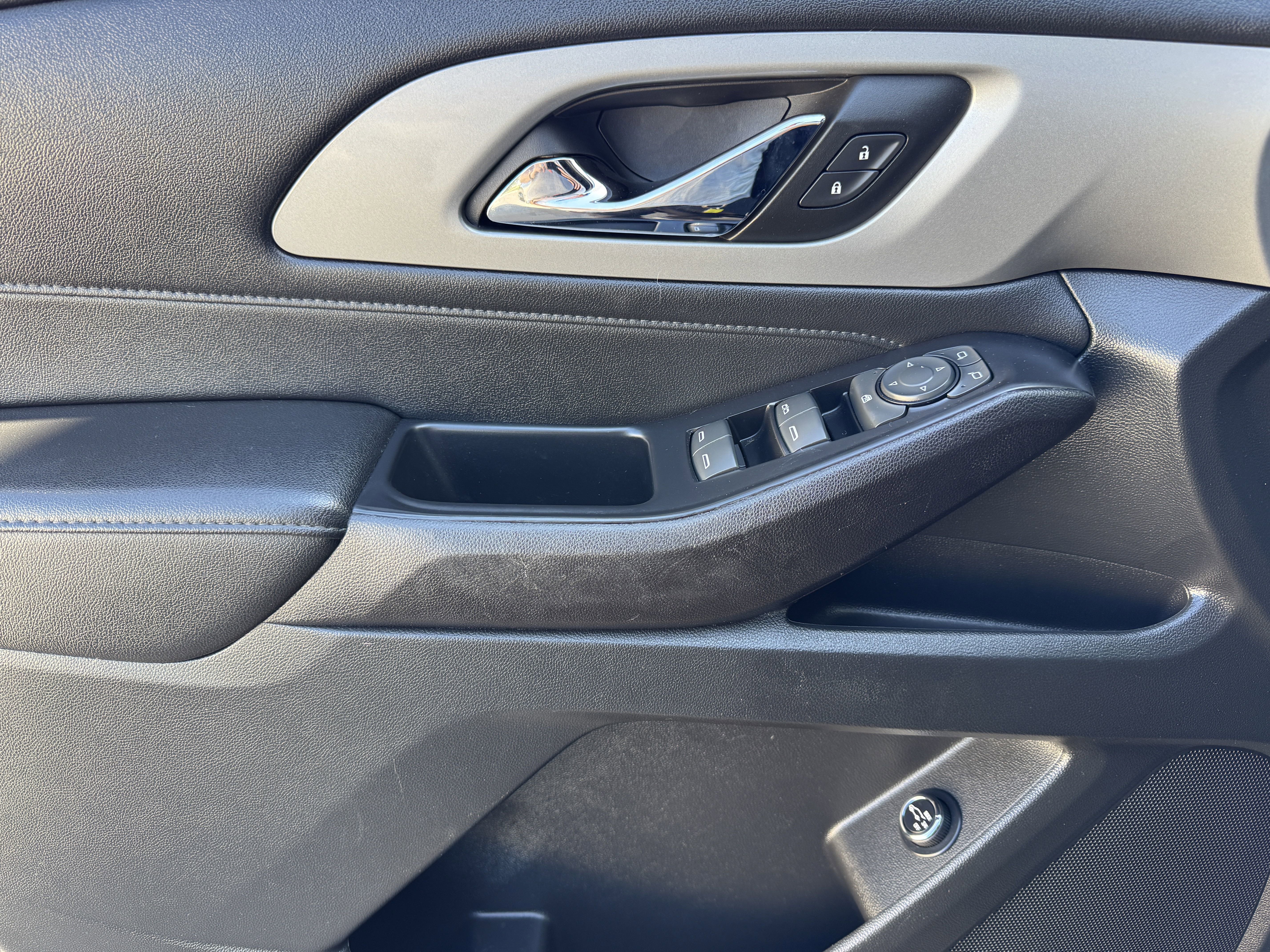 Used 2023 Chevrolet Traverse LT w/ Rear Camera Mirror Package image 9