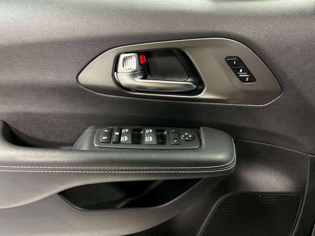 Used 2025 Chrysler Pacifica Select FWD image 14