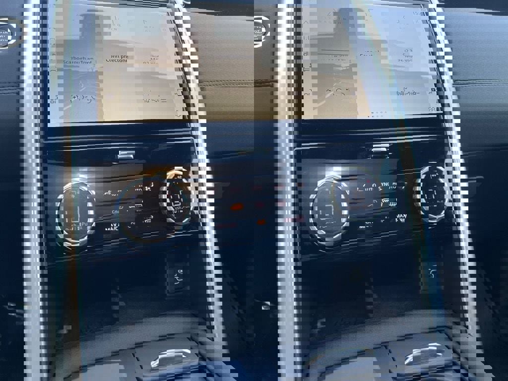 New 2025 Land Rover Discovery S image 18