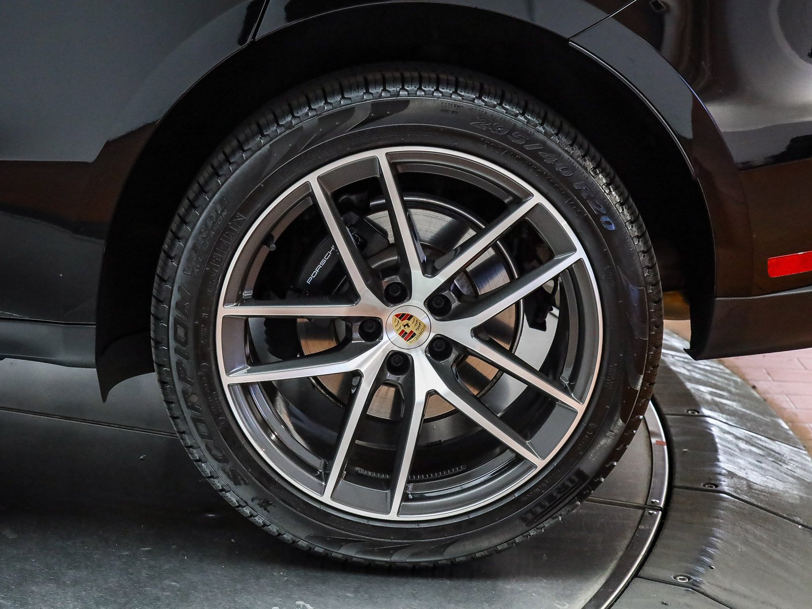 Certified 2025 Porsche Macan AWD/4WD image 9