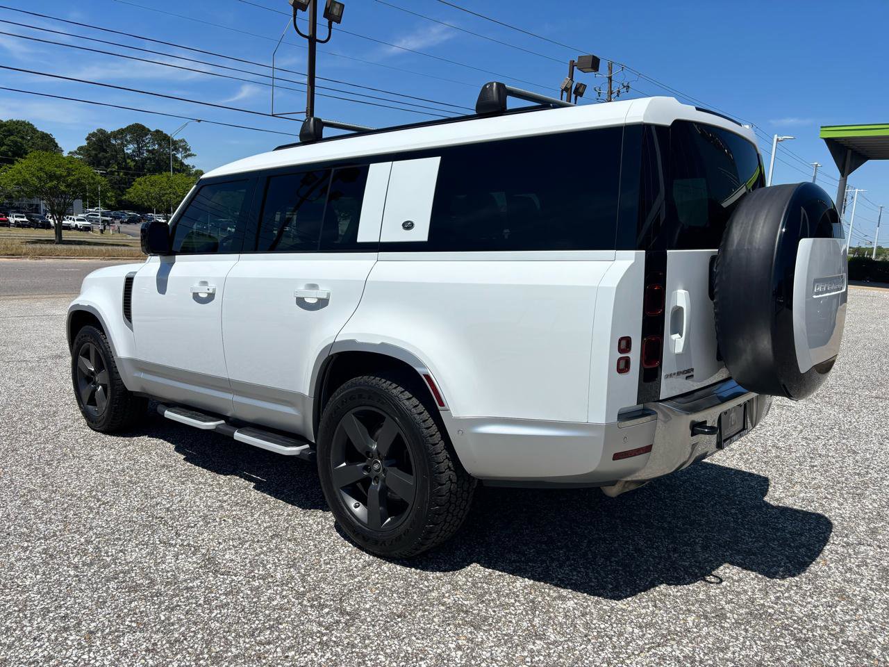 Used 2023 Land Rover Defender 130 SE image 5
