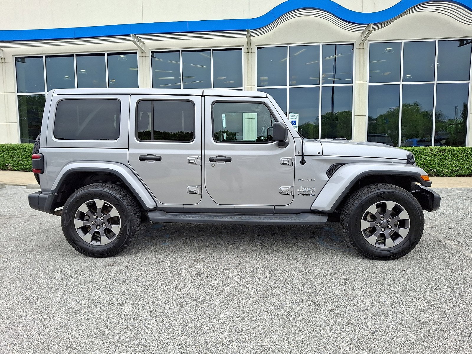 Used 2018 Jeep Wrangler Unlimited Sahara AWD/4WD image 7