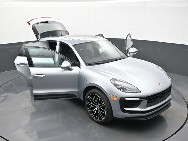 Certified 2025 Porsche Macan AWD/4WD image 31