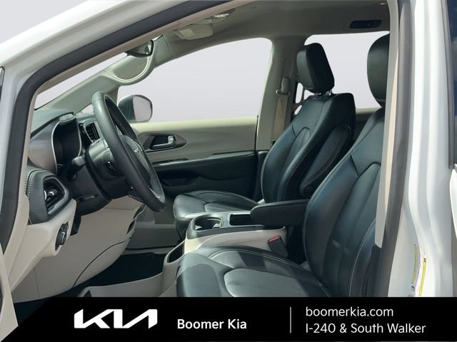 Used 2023 Chrysler Pacifica Touring-L FWD image 18