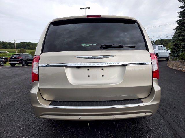 Used 2014 Chrysler Town & Country Touring FWD image 3