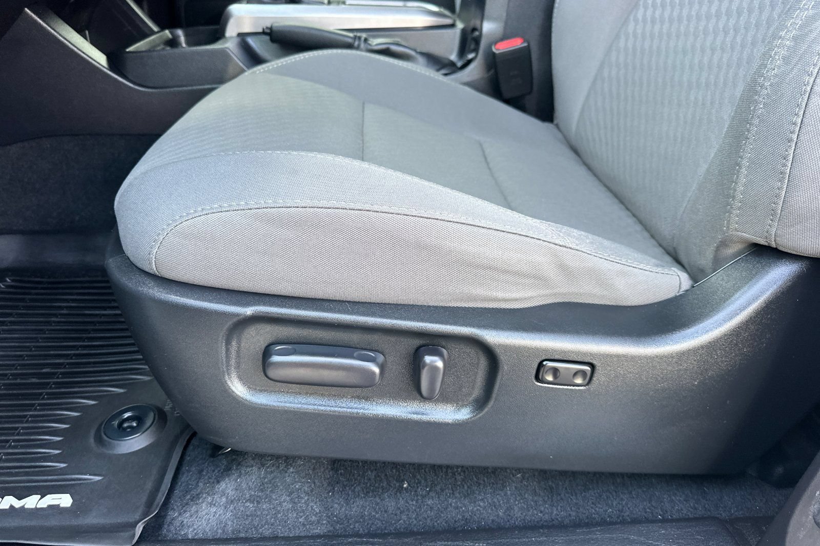 Used 2020 Toyota Tacoma SR5 AWD/4WD image 13