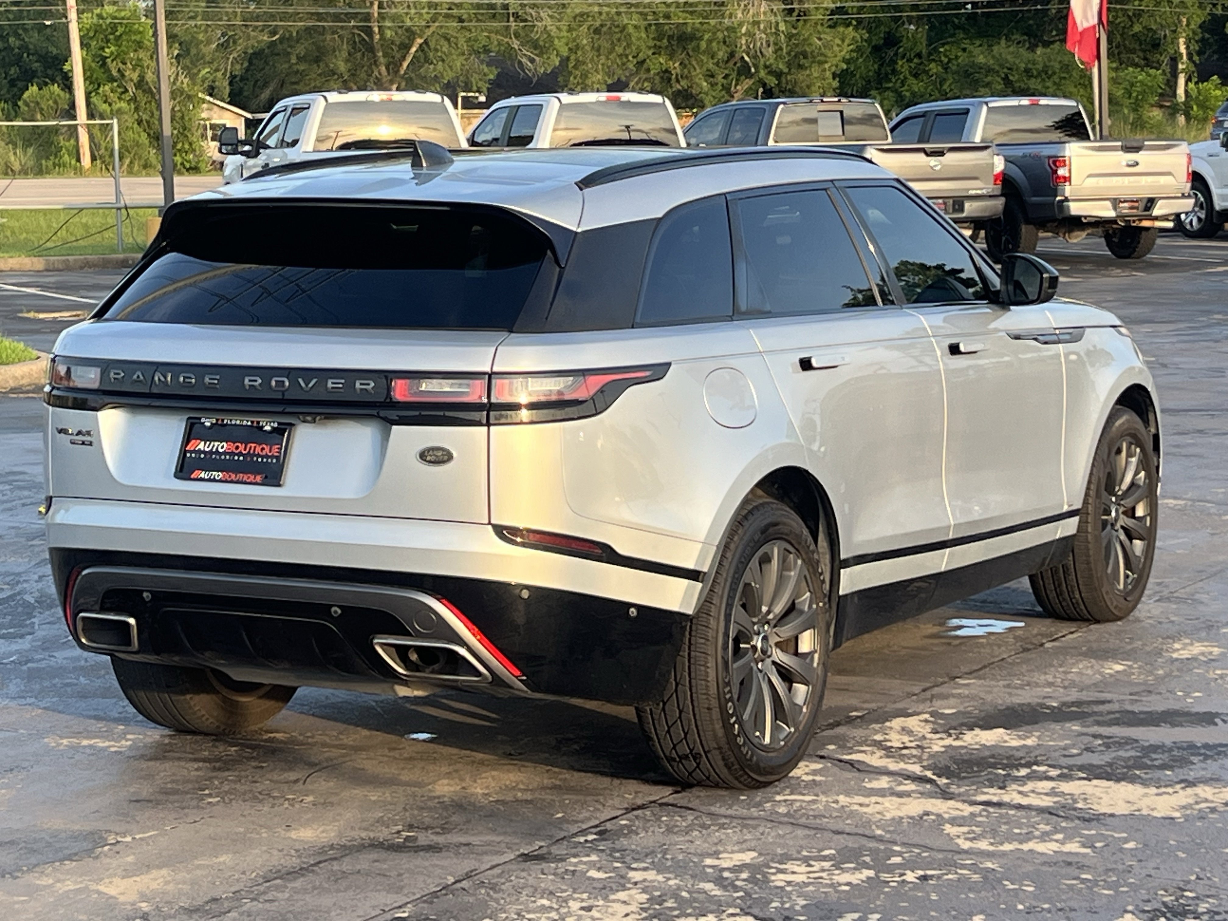 Used 2018 Land Rover Range Rover Velar R-Dynamic SE AWD/4WD image 9