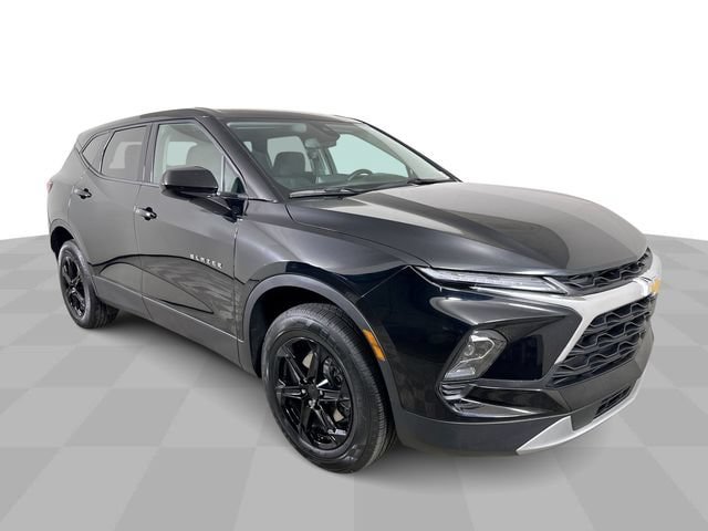 Used 2025 Chevrolet Blazer LT FWD image 2