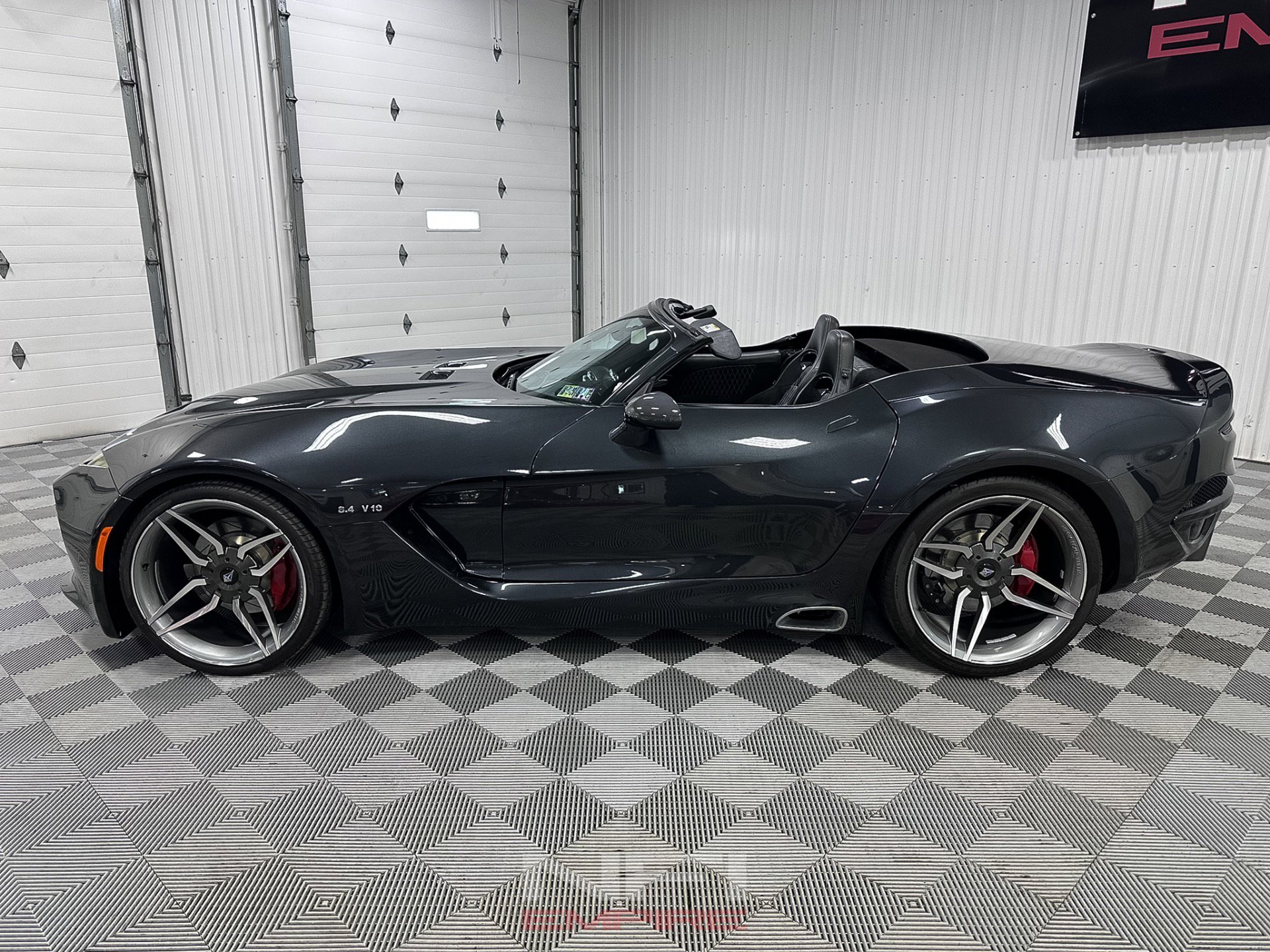 Used 2014 SRT Viper GTS w/ GTS Laguna Interior Package RWD image 3