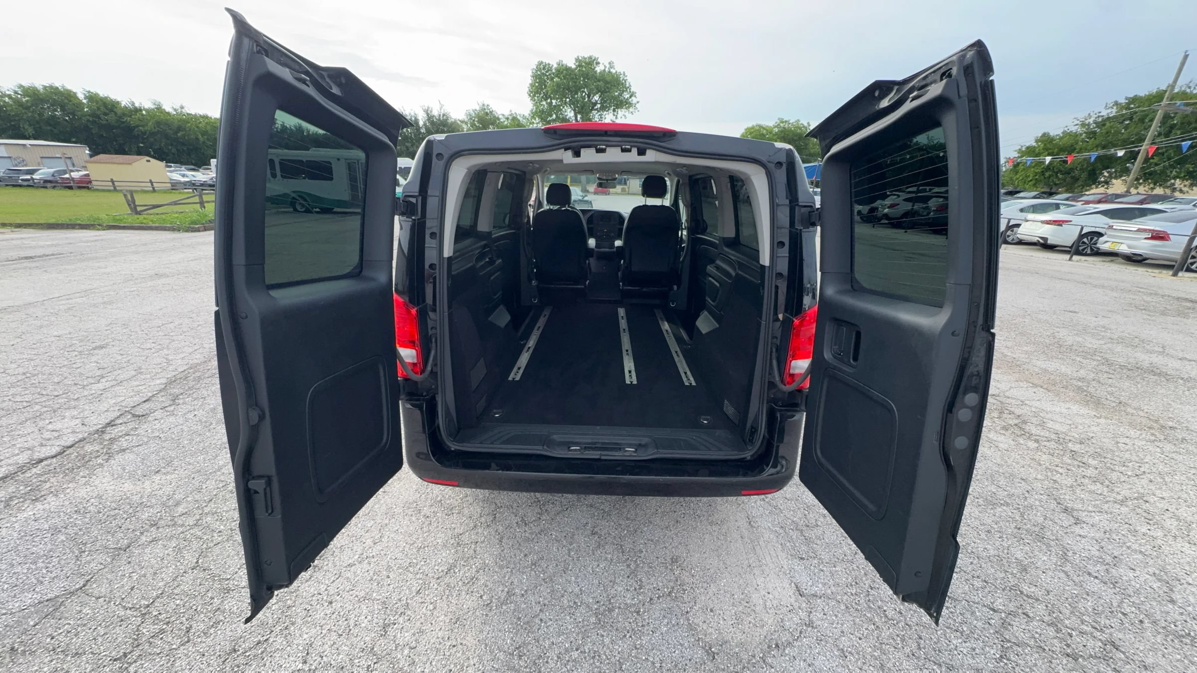 Used 2018 Mercedes-Benz Metris Passenger image 21