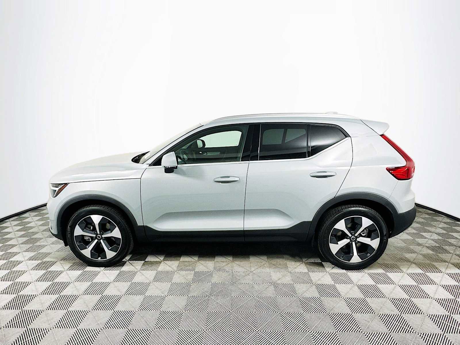 Used 2025 Volvo XC40 B5 Core w/ Climate Package image 4