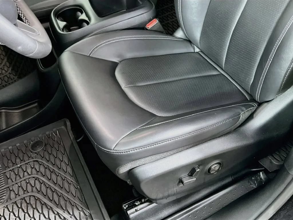 Used 2025 Chrysler Pacifica Select w/ Fav Edition Package FWD image 19