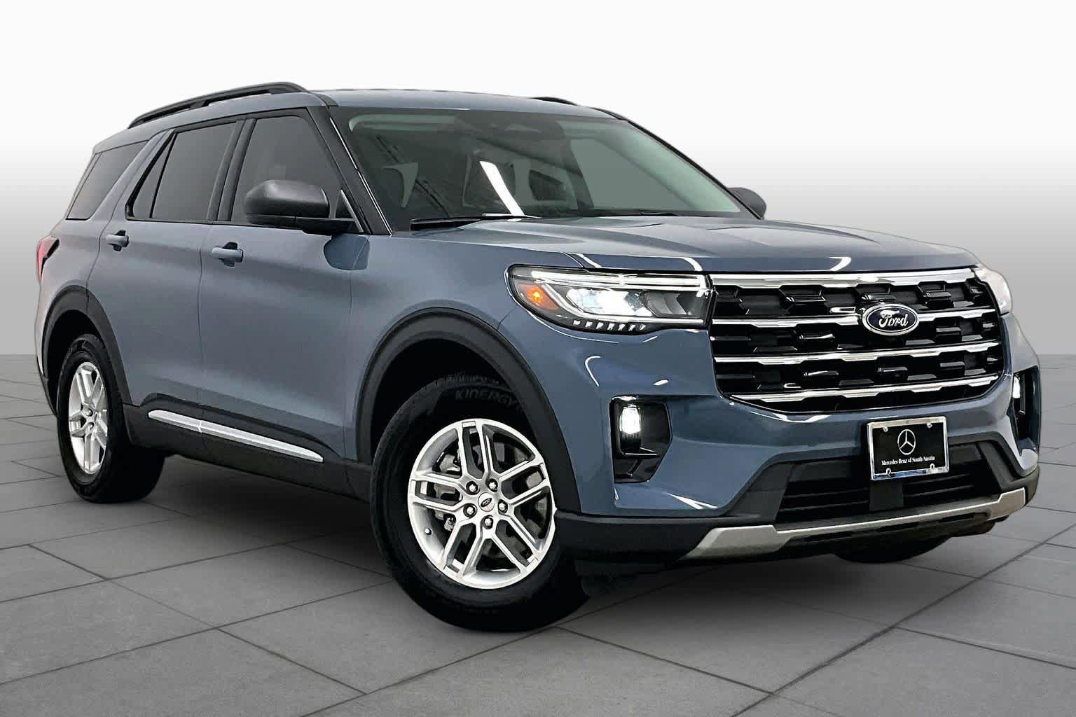 Used 2025 Ford Explorer Active w/ Active Comfort Package RWD image 3