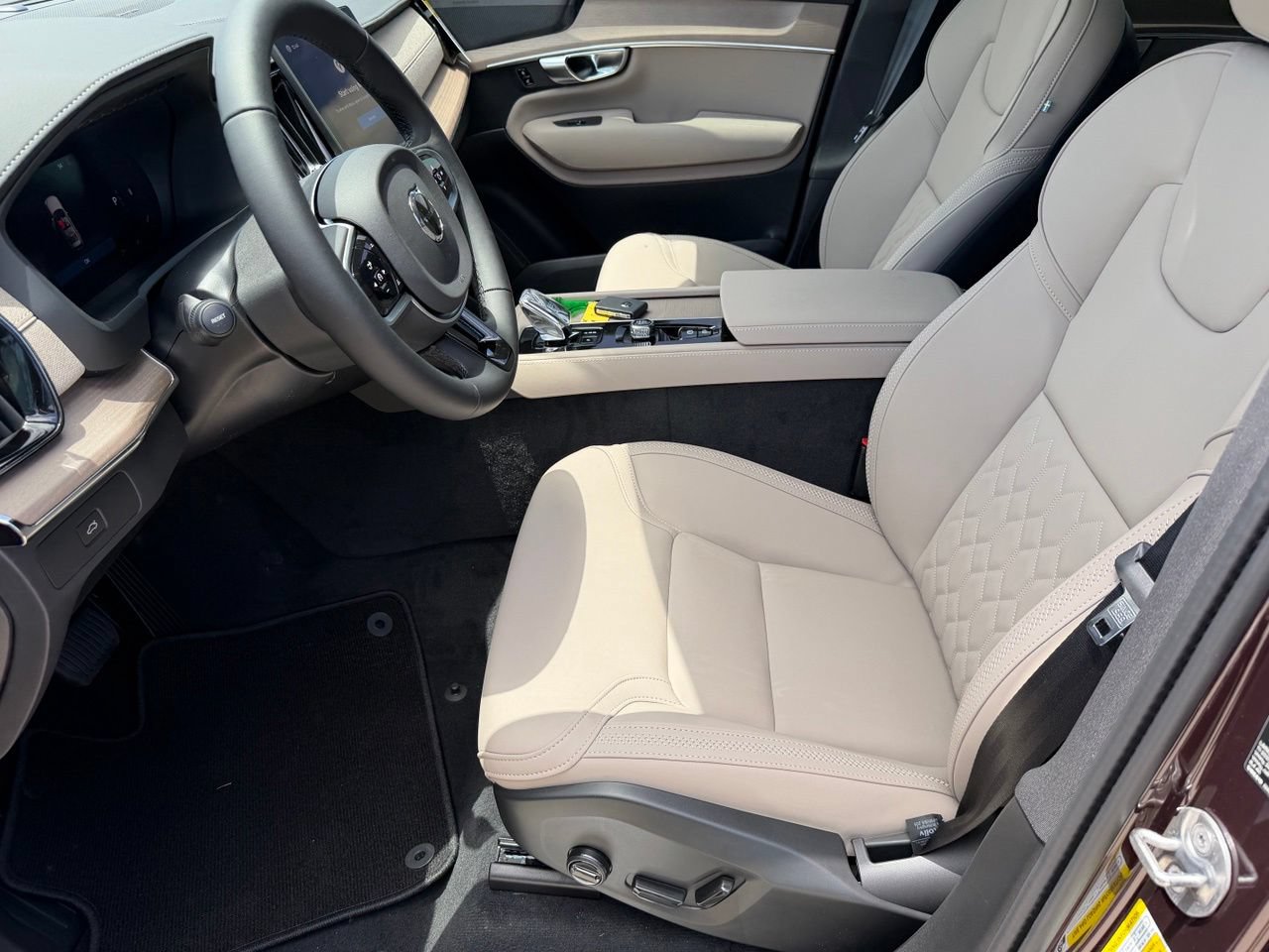 New 2026 Volvo XC90 B5 Plus w/ Protection Package Premier AWD/4WD image 18