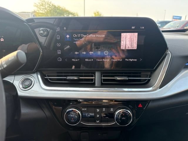 Used 2025 Chevrolet Trax LT FWD image 12
