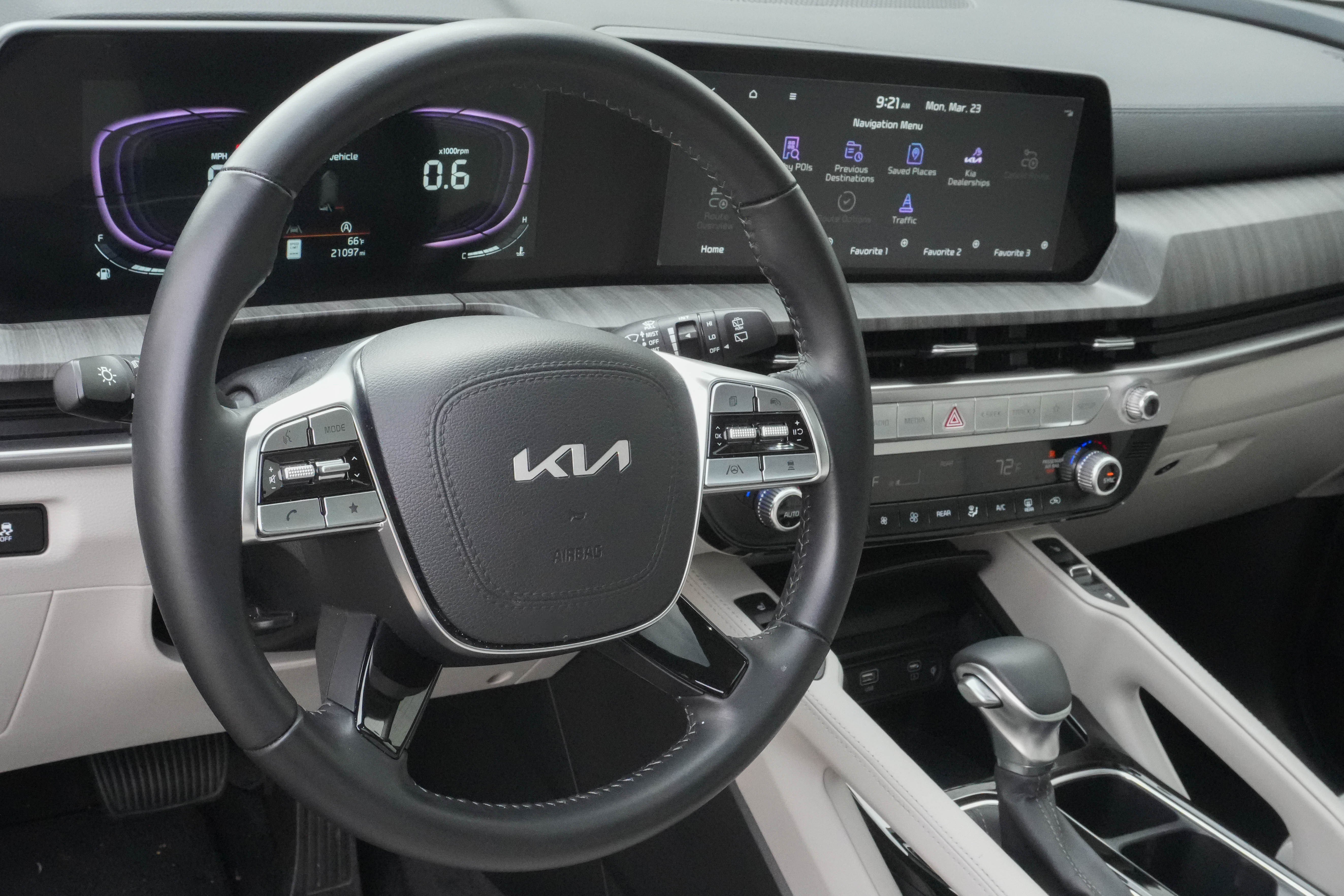 Used 2025 Kia Telluride EX w/ EX Captain's Chair Package image 10