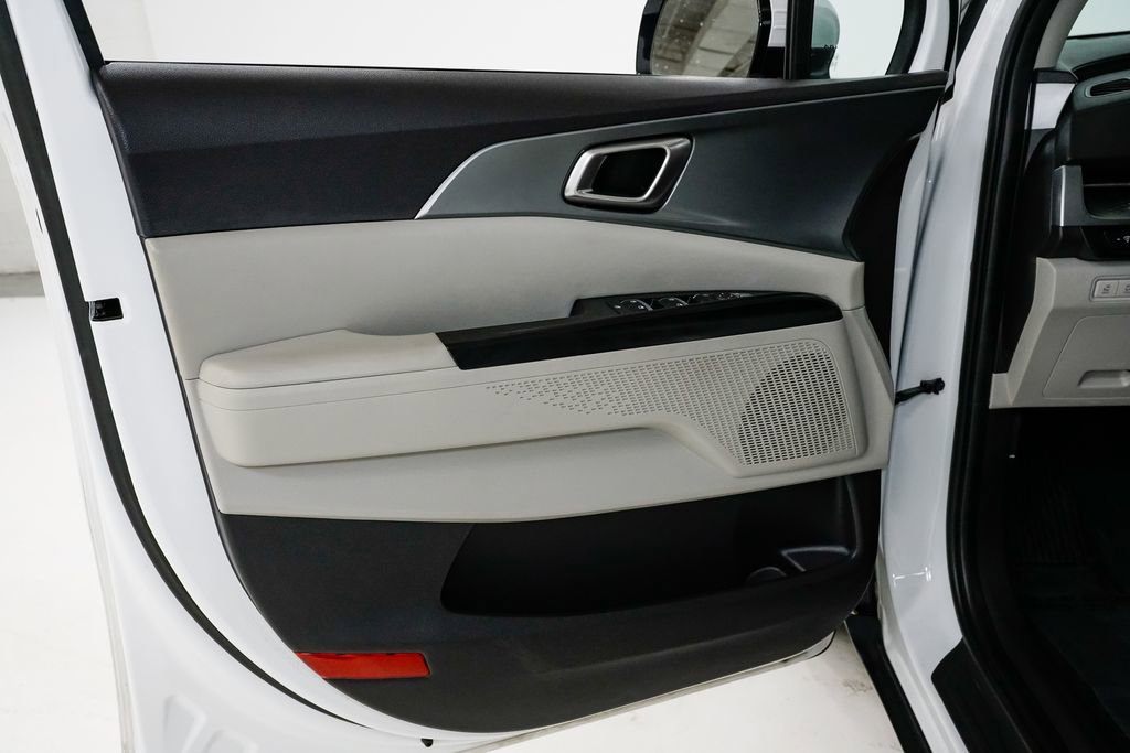 Certified 2024 Kia Carnival LX image 7