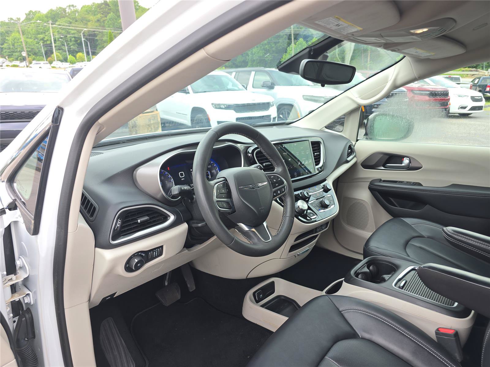Used 2024 Chrysler Pacifica Touring-L FWD image 21