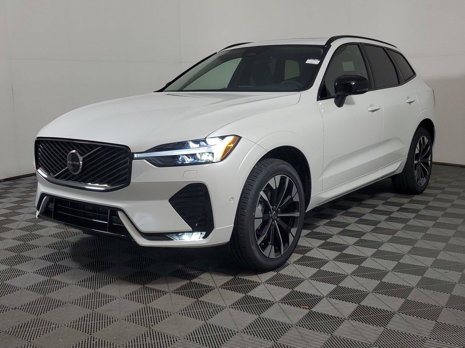 New 2027 Volvo XC60 B5 Plus AWD/4WD image 3