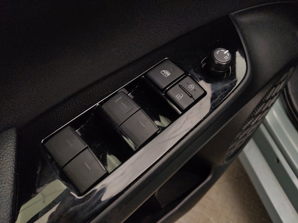Used 2019 Toyota Prius LE AWD/4WD image 27