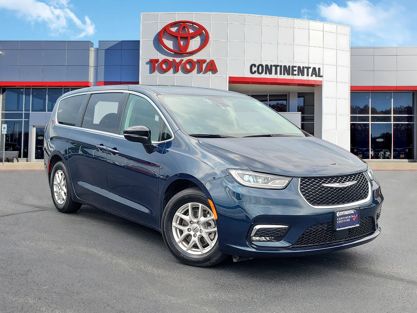 Used 2024 Chrysler Pacifica Touring-L FWD video 2