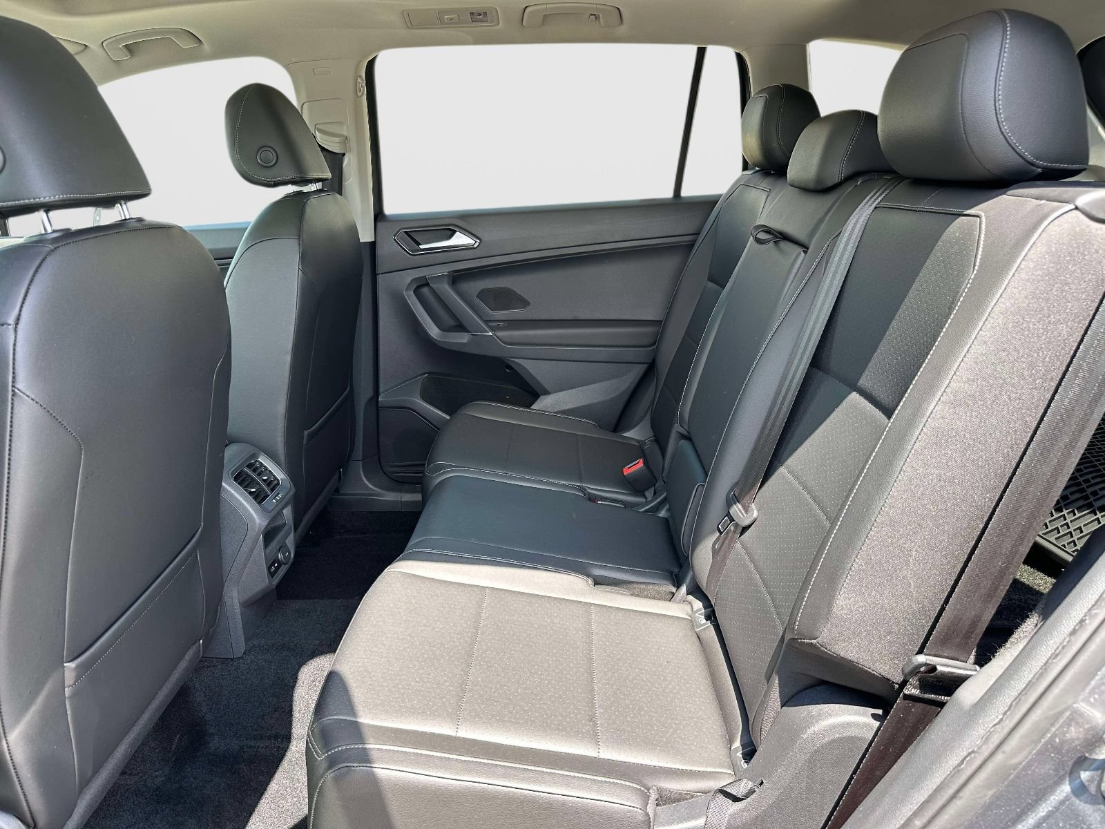 Used 2018 Volkswagen Tiguan SE FWD image 13