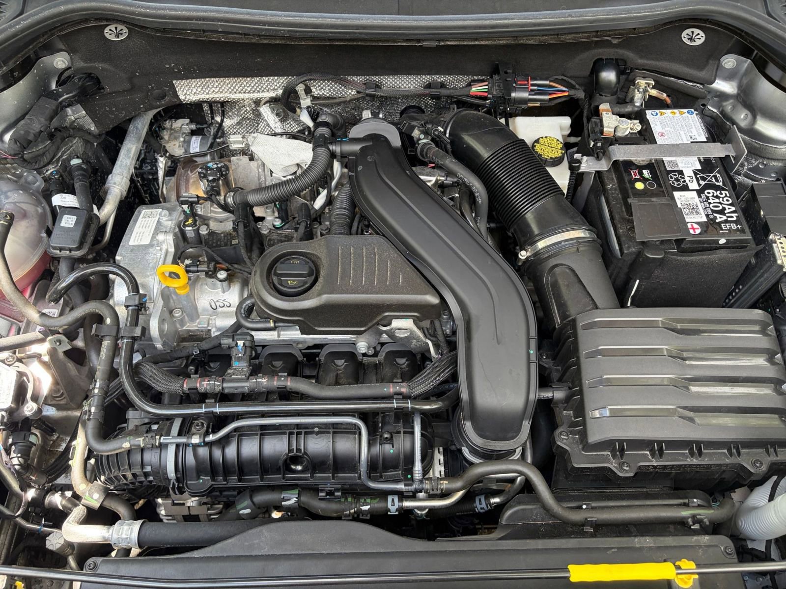 Used 2025 Volkswagen Taos SE image 31