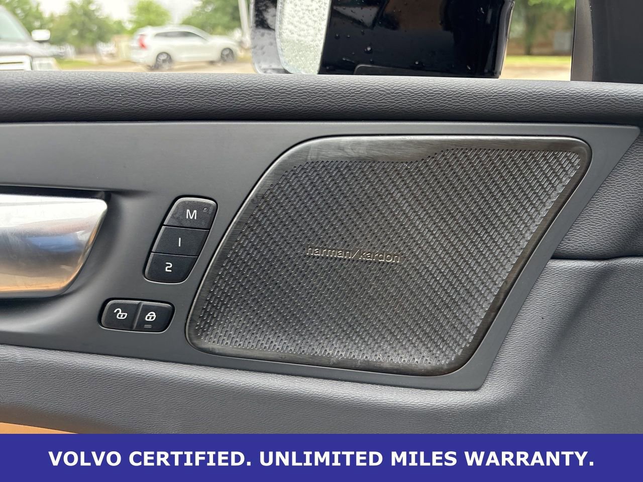 Certified 2025 Volvo XC60 B5 Ultra w/ Protection Package Premier image 17