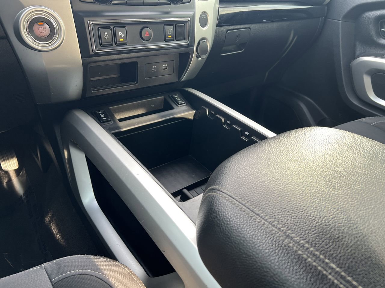 Used 2021 Nissan Titan SV w/ SV Convenience Package image 11