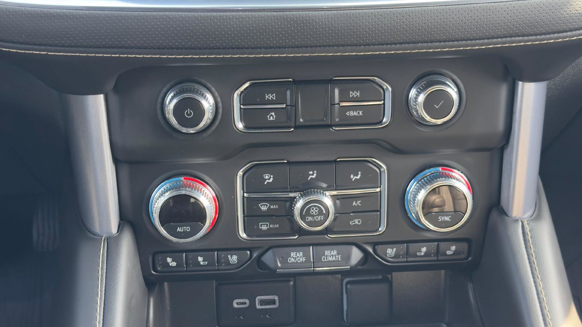 Used 2024 GMC Yukon SLT w/ SLT Luxury Package image 16