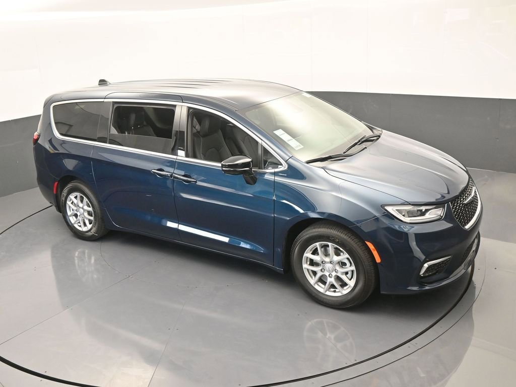 Used 2025 Chrysler Pacifica Select image 47