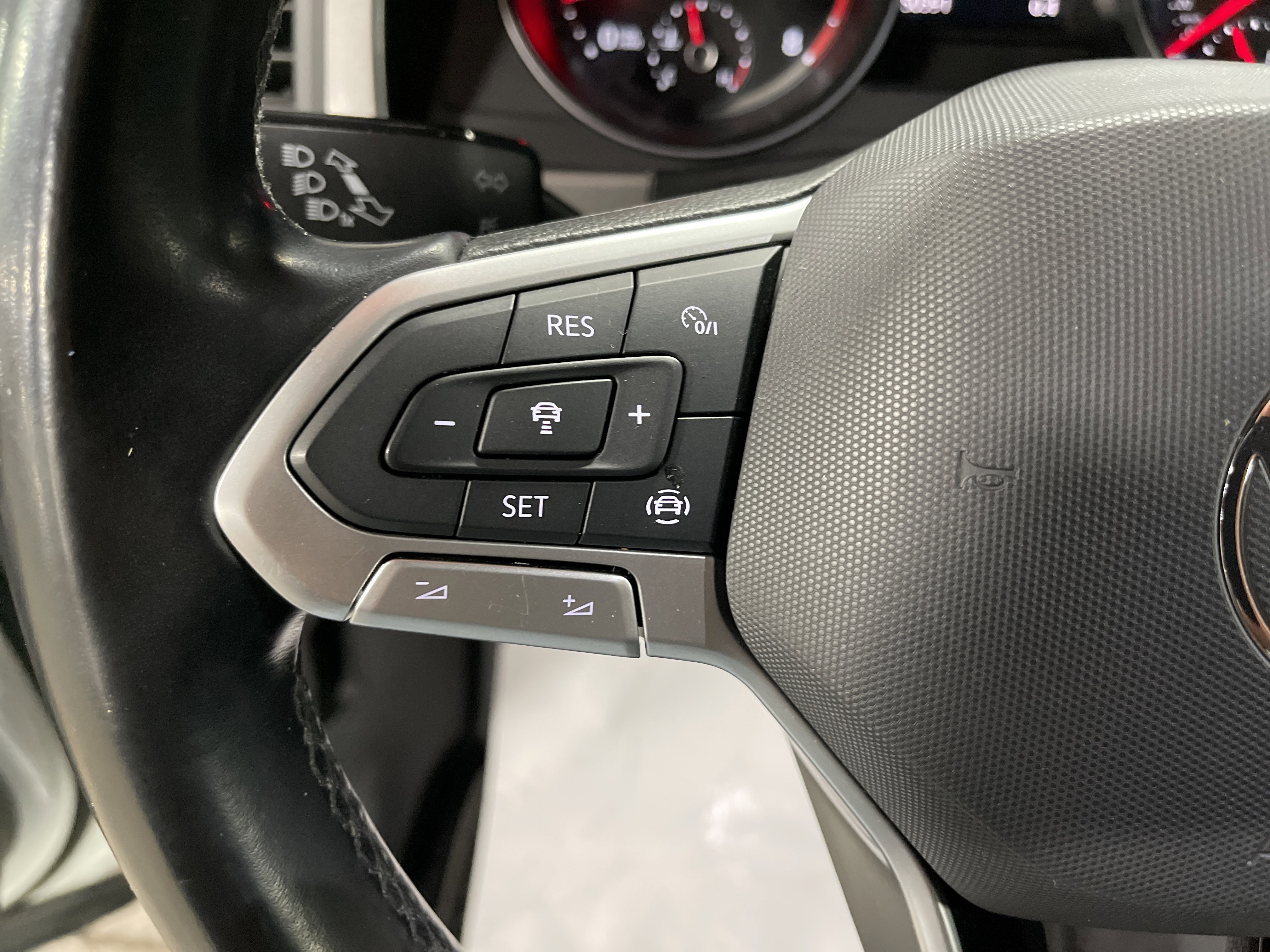 Used 2020 Volkswagen Atlas Cross Sport SE w/ Panoramic Sunroof Package image 20