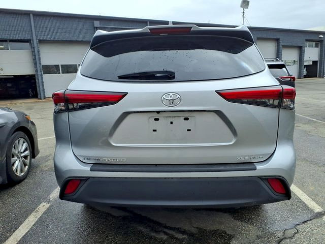 Used 2021 Toyota Highlander XLE AWD/4WD image 5