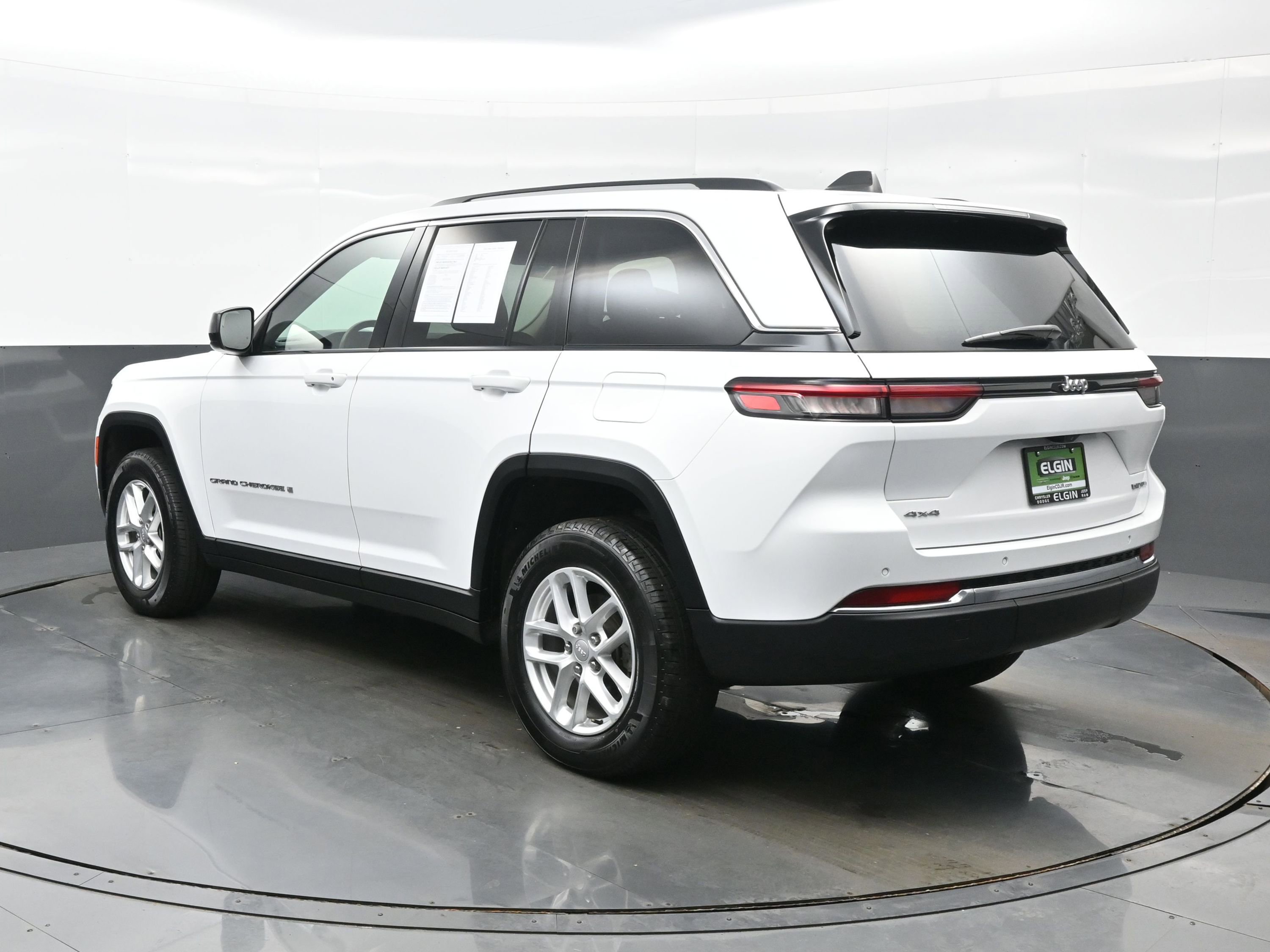 Used 2024 Jeep Grand Cherokee Laredo X image 4