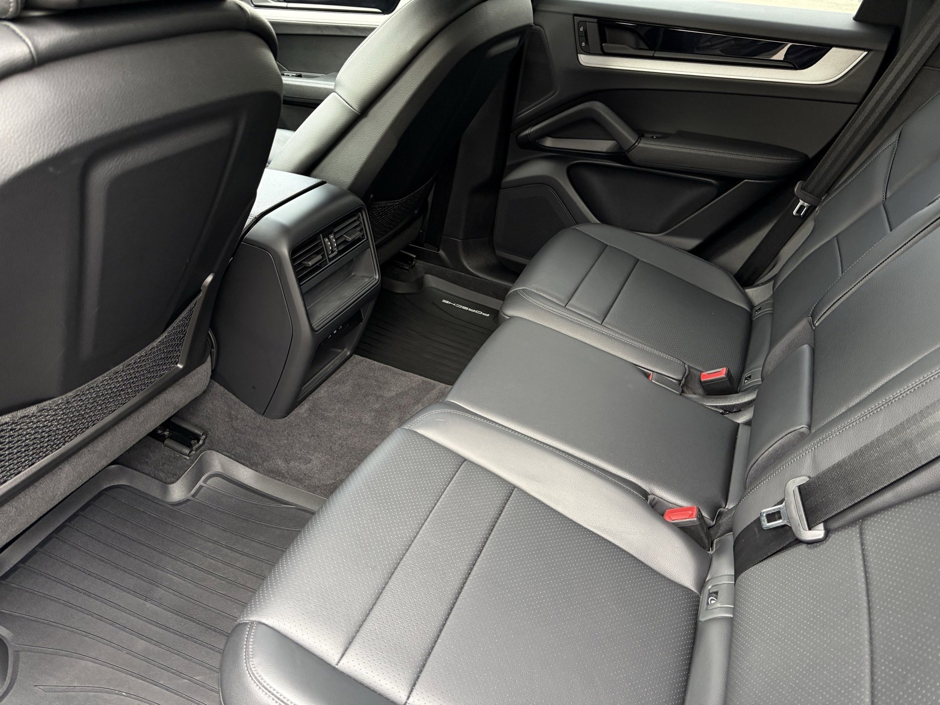 Certified 2024 Porsche Cayenne image 30