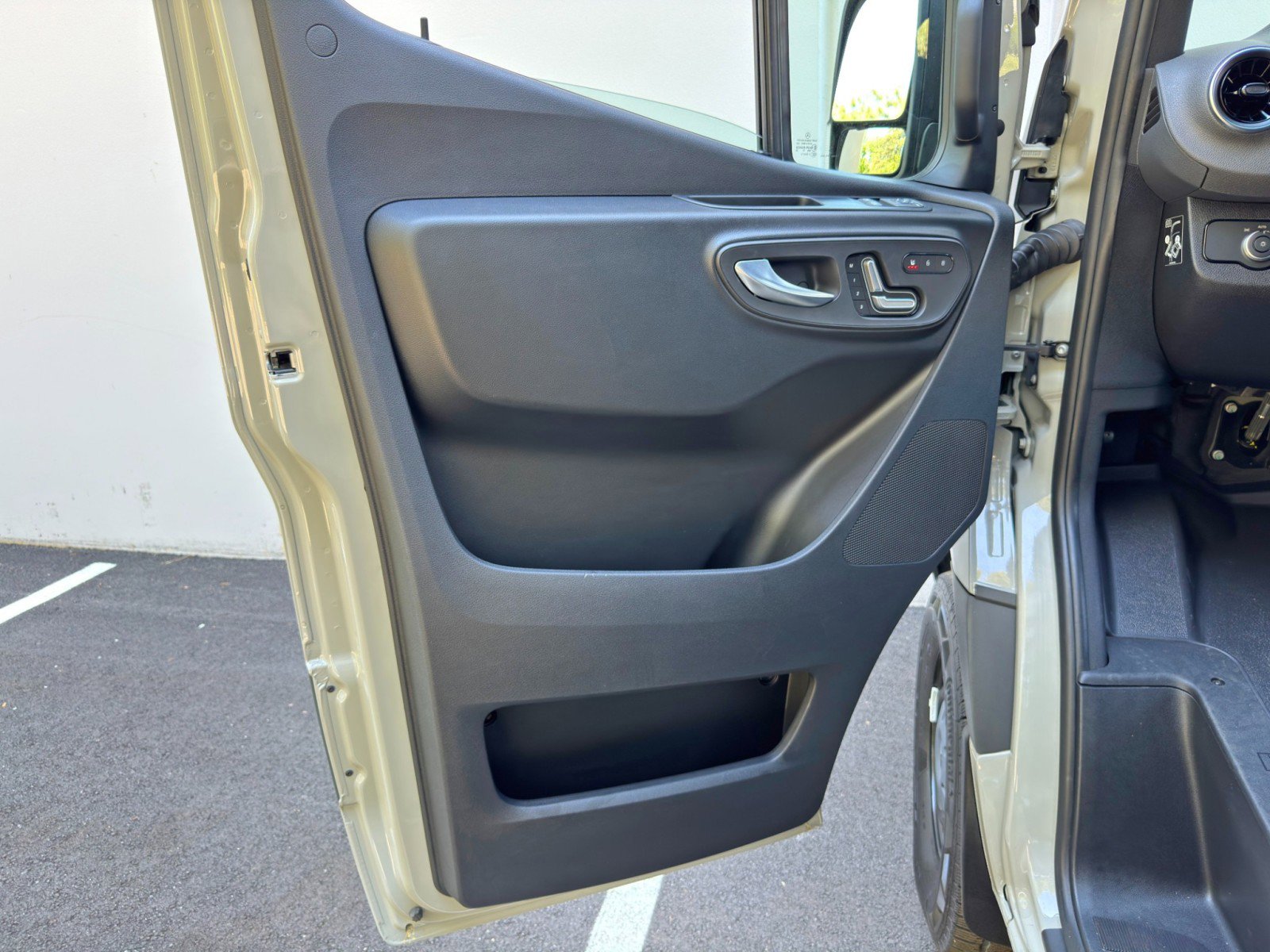 Used 2023 Mercedes-Benz Sprinter 2500 image 34
