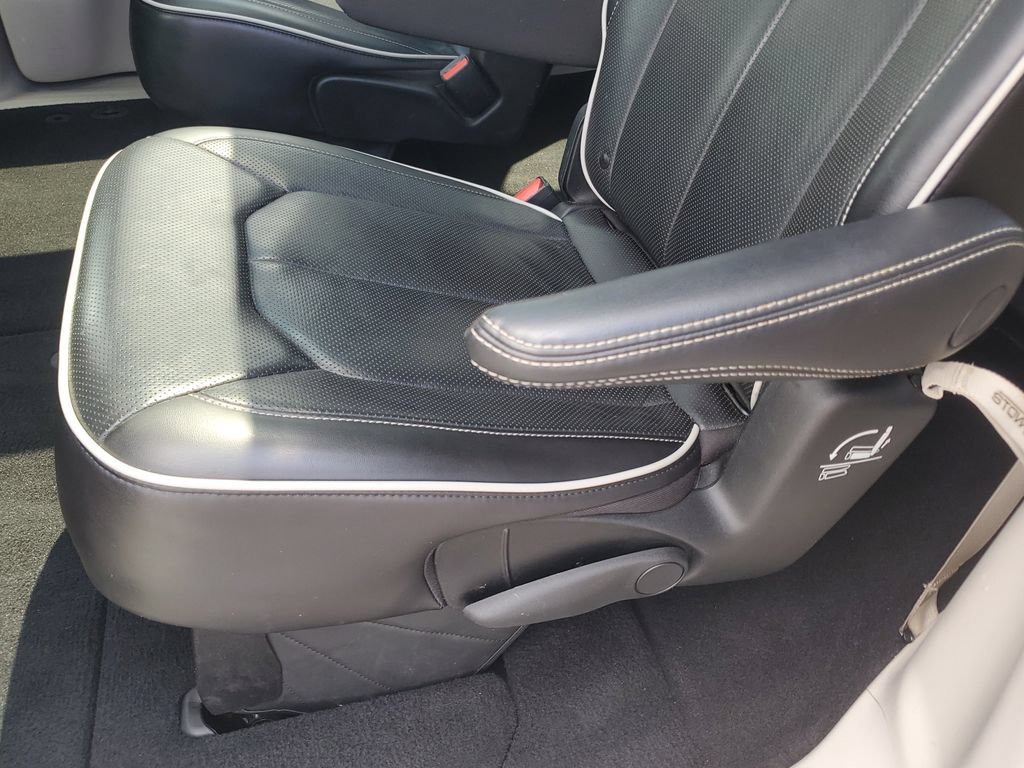 Certified 2023 Chrysler Pacifica Limited FWD image 16