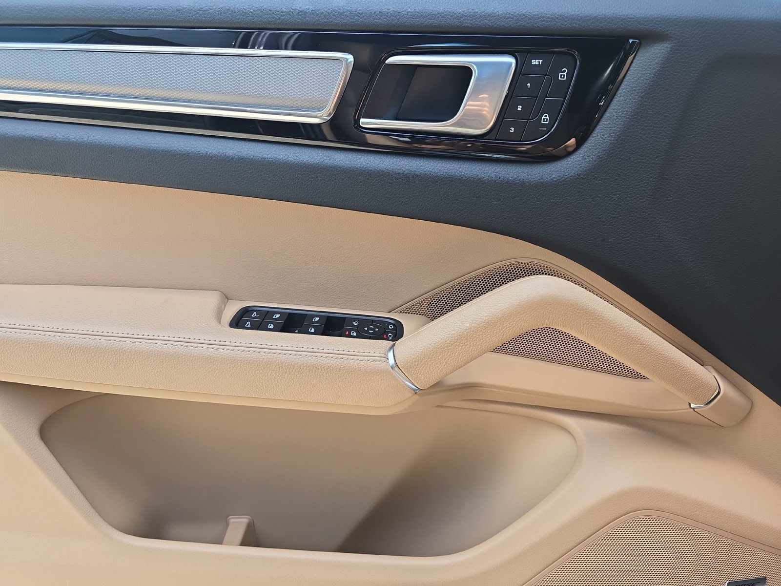 Certified 2023 Porsche Cayenne Platinum Edition AWD/4WD image 16