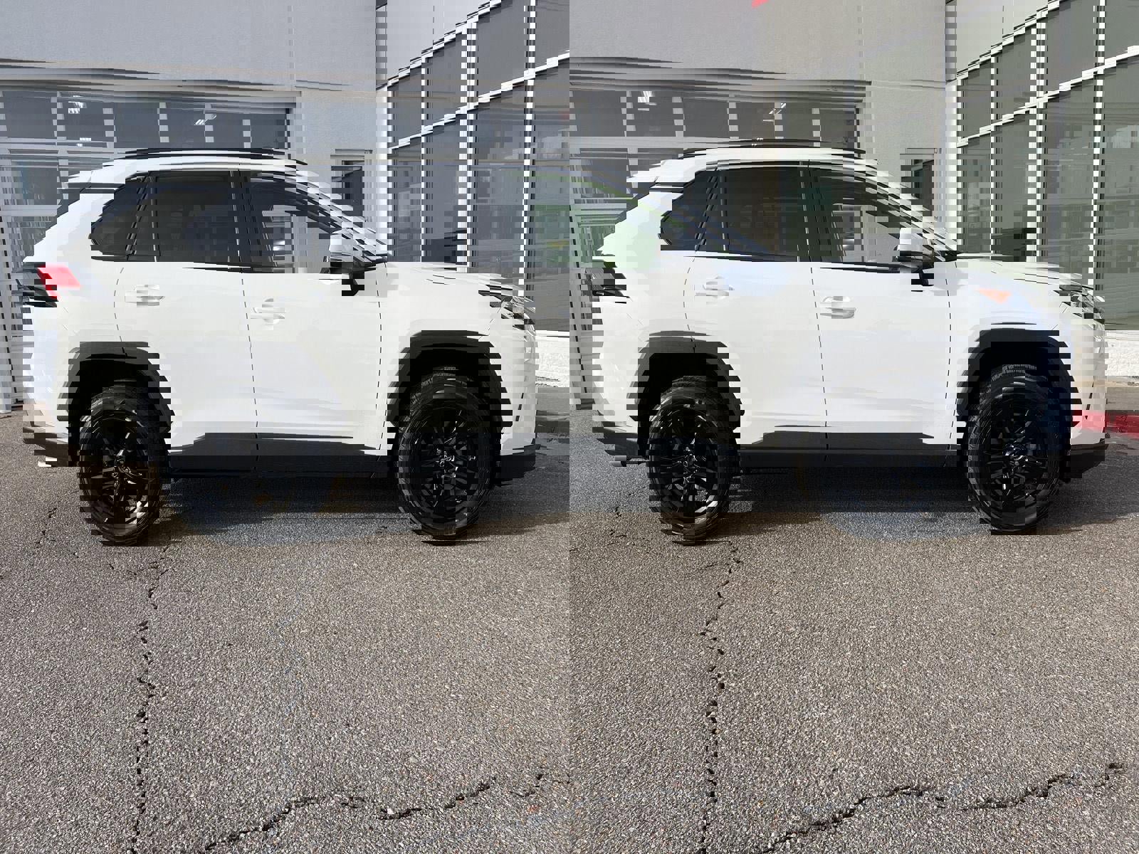 Used 2019 Toyota RAV4 XLE w/ Convenience Package image 9