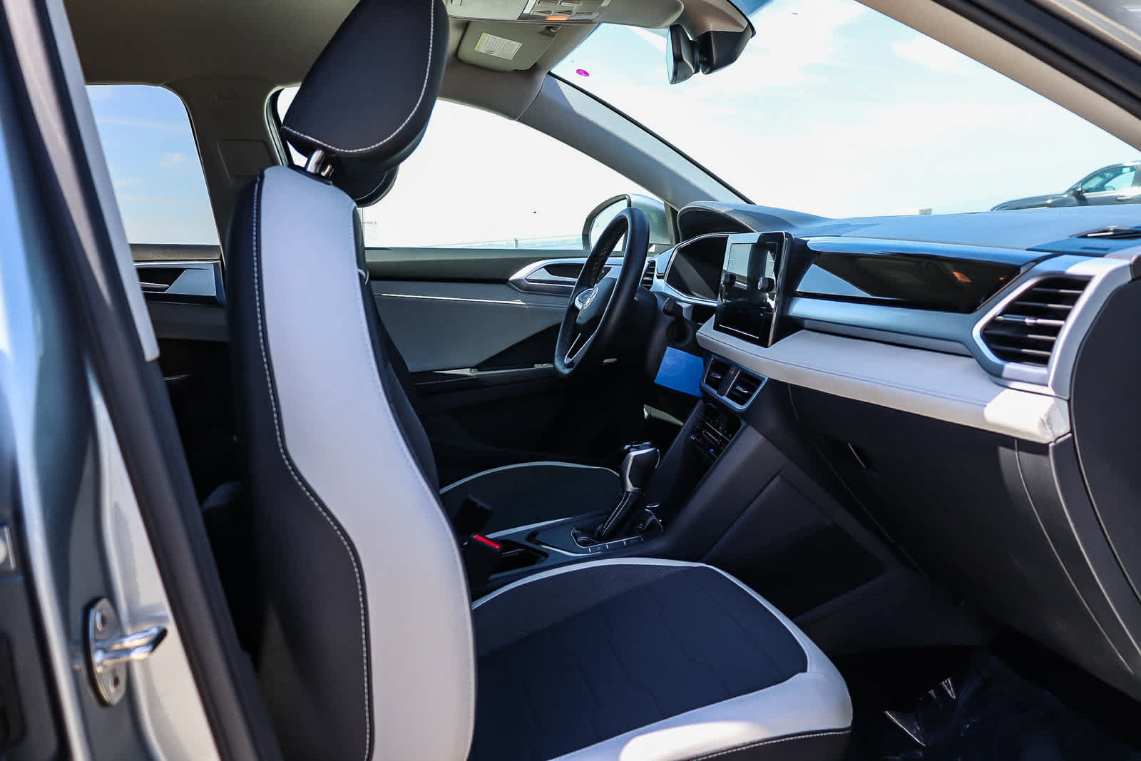 New 2025 Volkswagen Taos SE FWD image 17