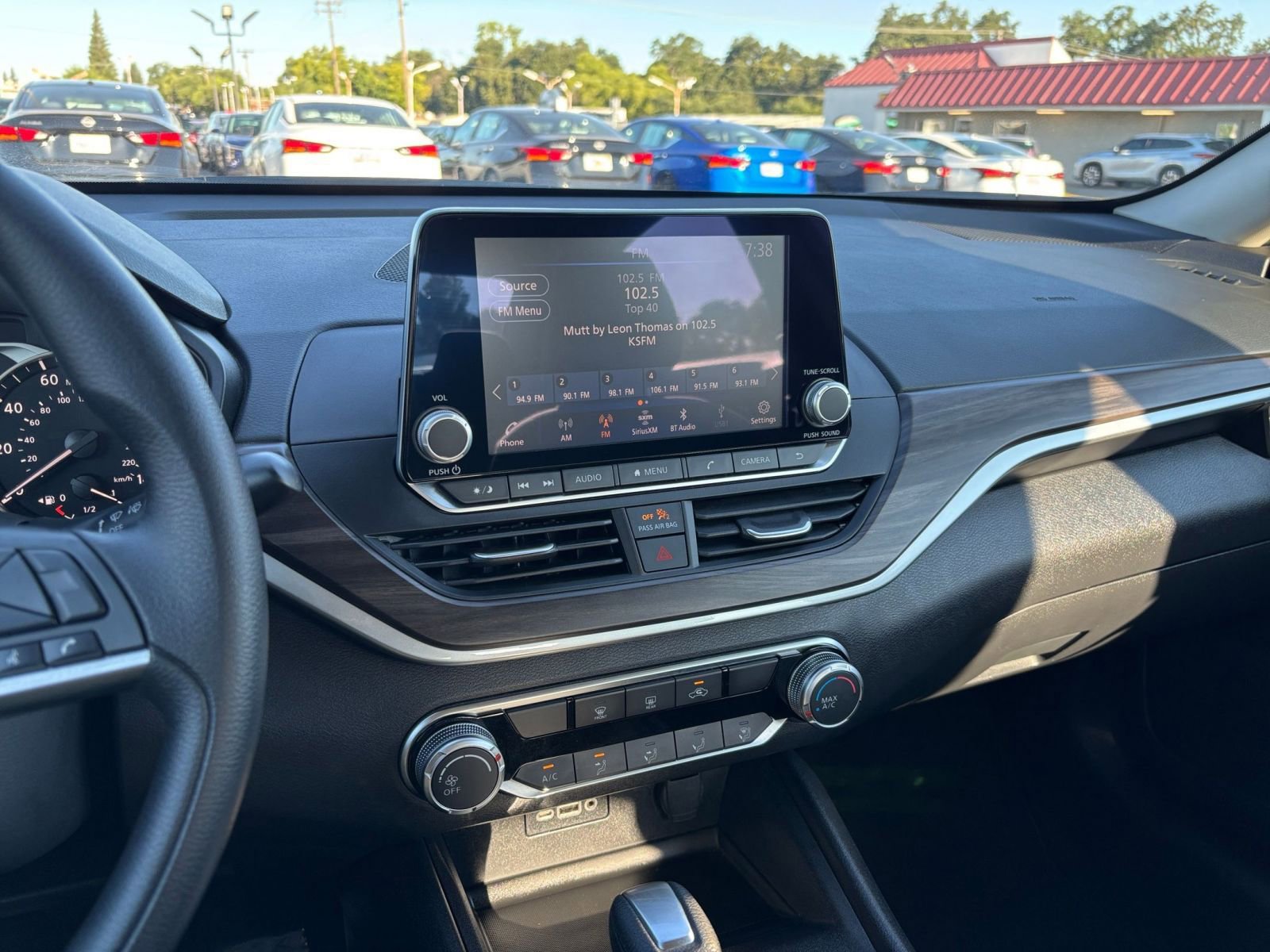 Used 2025 Nissan Altima 2.5 SV FWD image 17