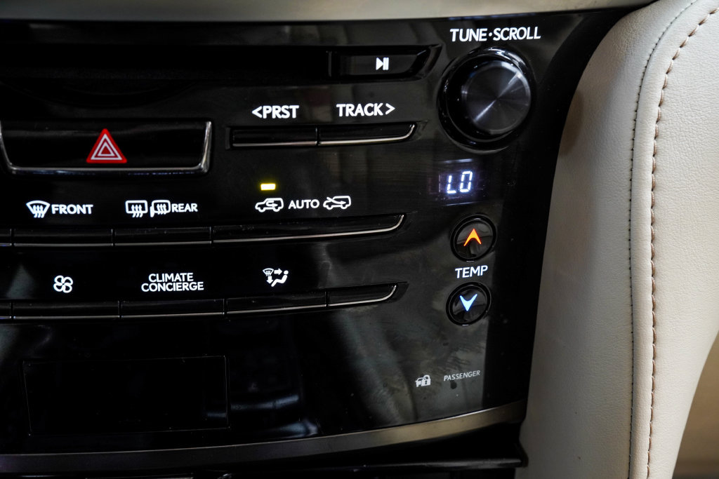 Used 2018 Lexus LX 570 4WD image 32