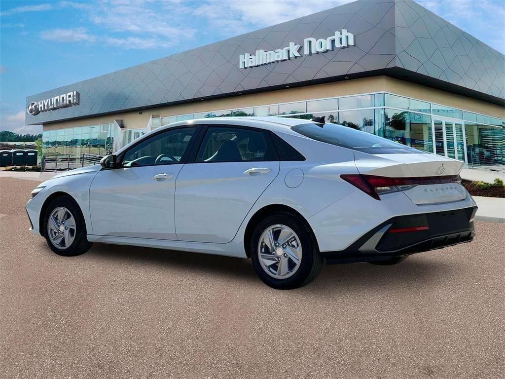 Used 2025 Hyundai Elantra SE w/ Cargo Package FWD image 4