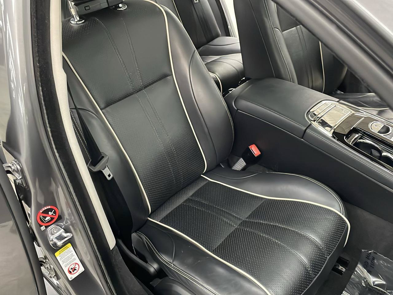 Used 2019 Jaguar XJ R-Sport RWD image 14