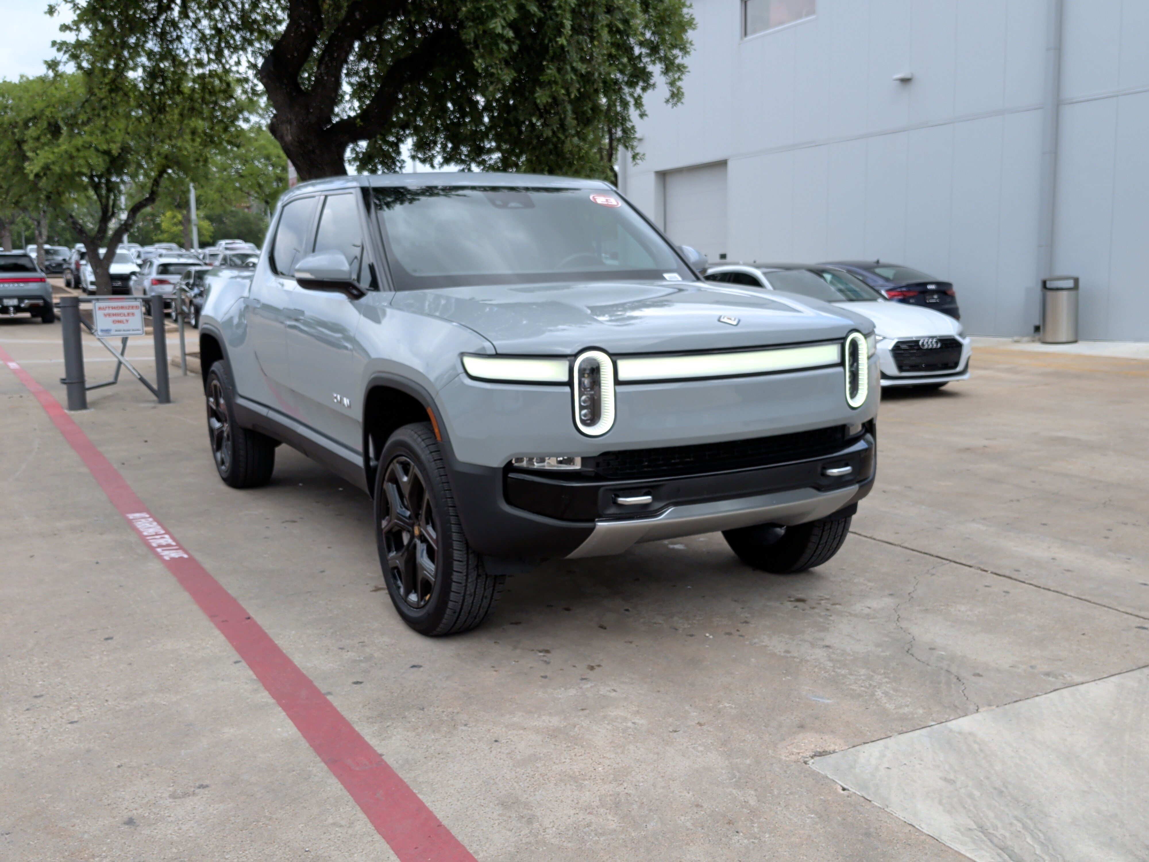 Used 2023 Rivian R1T Adventure image 2