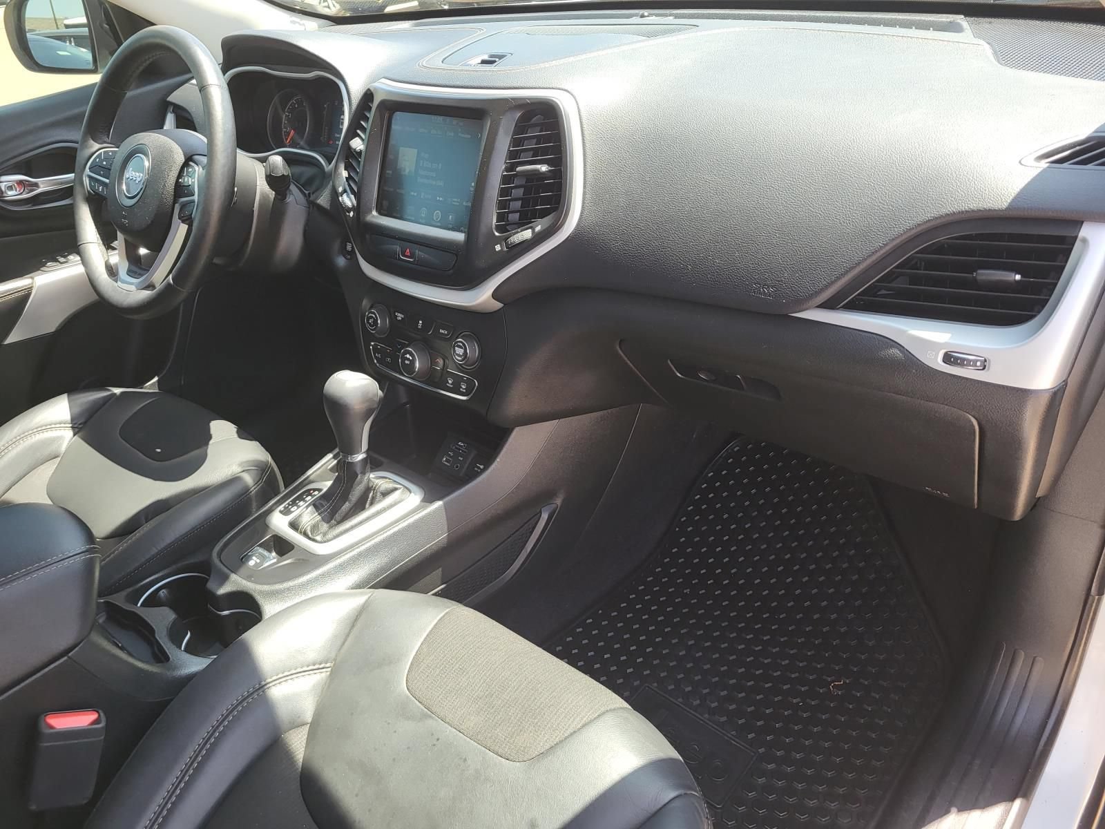 Used 2018 Jeep Cherokee Latitude Plus w/ Cold Weather Group FWD image 8