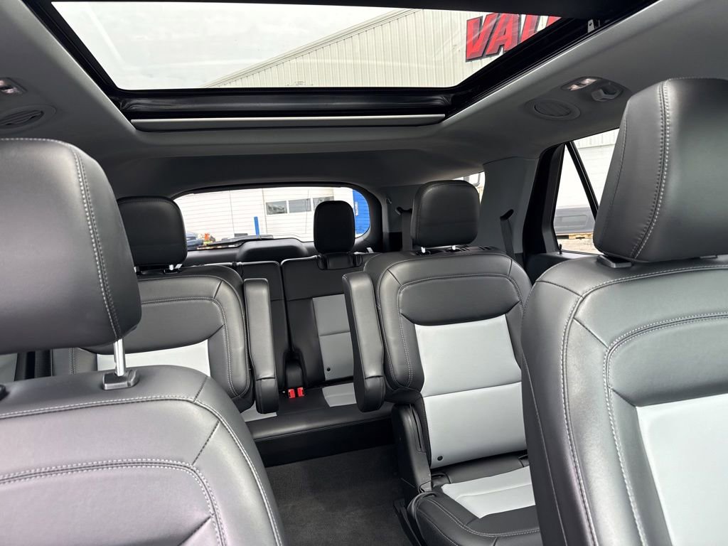 Used 2023 Ford Explorer XLT w/ Equipment Group 202A AWD/4WD image 33