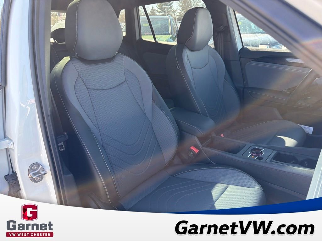 Certified 2025 Volkswagen Tiguan SE R-Line image 34