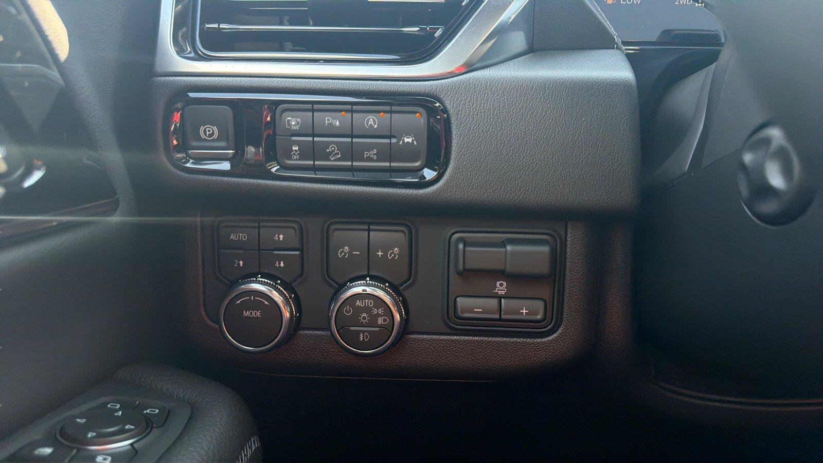 New 2026 GMC Yukon XL Denali w/ Denali Reserve Package AWD/4WD image 16