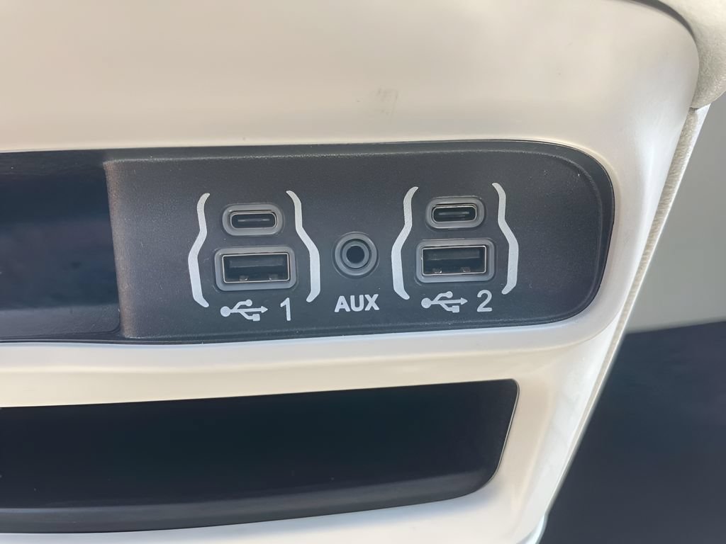 Used 2023 Chrysler Pacifica Touring-L FWD image 29